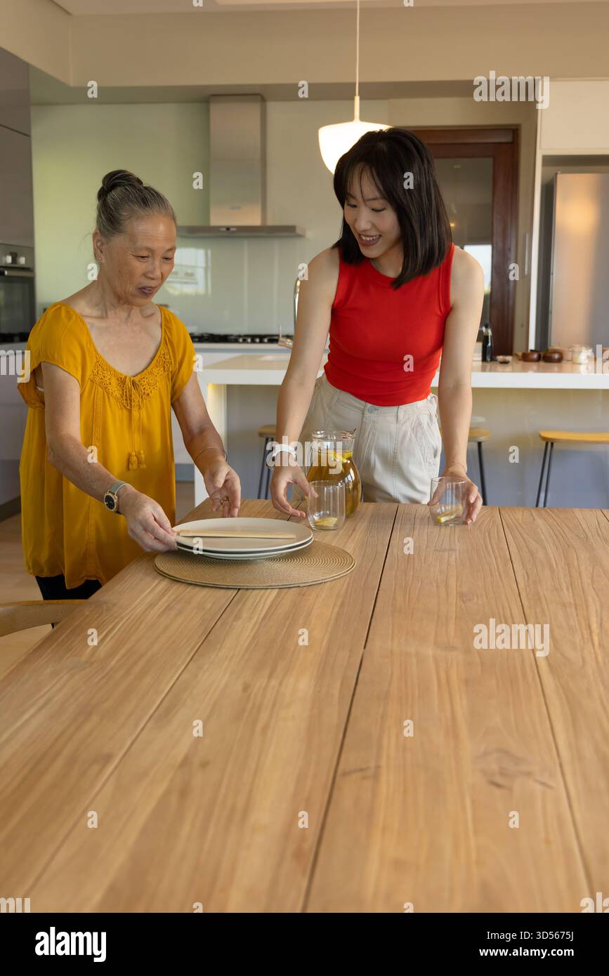 Tavolo da pranzo, madre asiatica senior e legame con i bambini, trascorrendo del tempo a casa Foto Stock