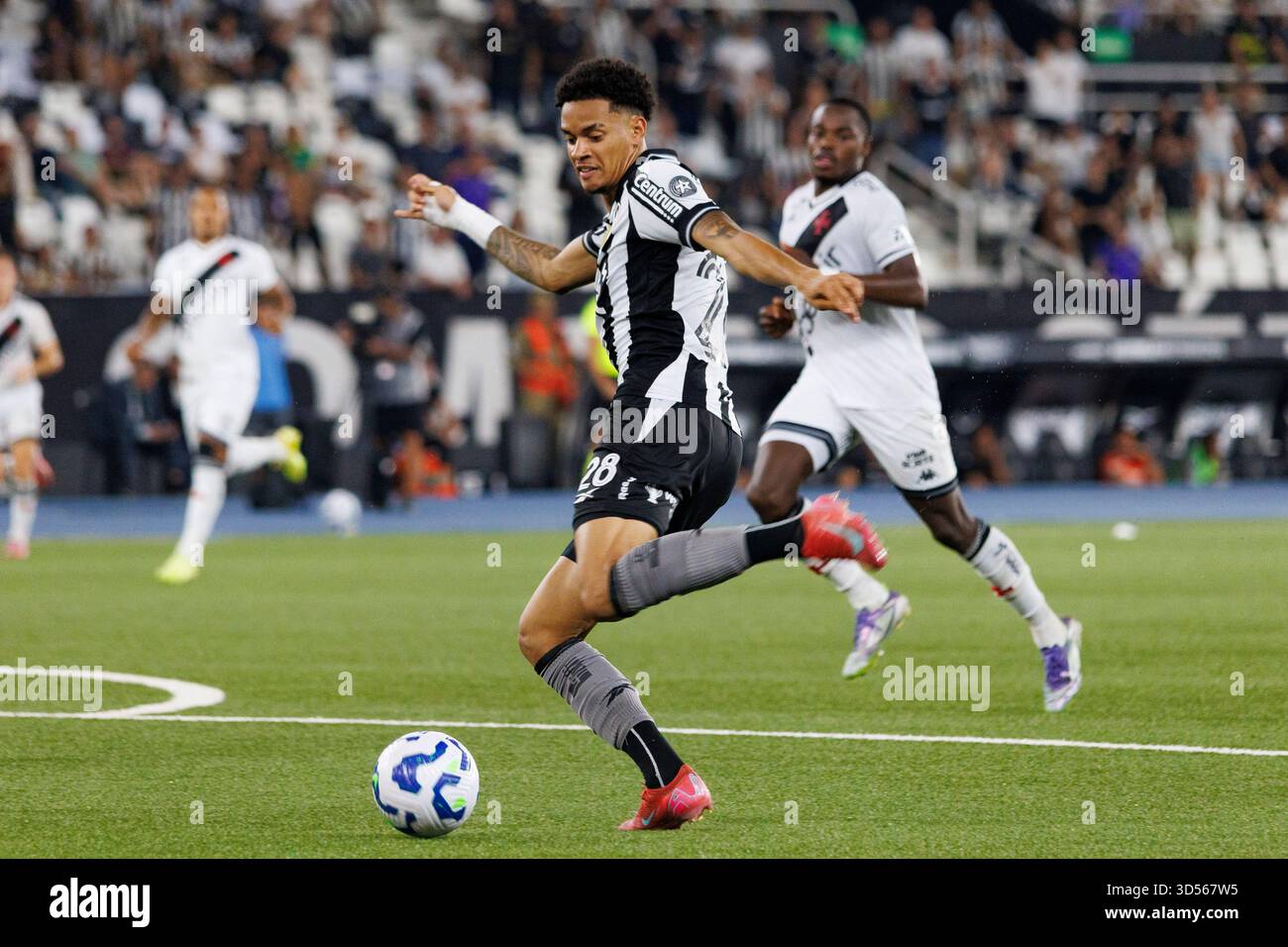 Rio de Janeiro, Brasile - 5 novembre: Newton Araújo di Botafogo in azione durante la partita di Brasileirão Betano 2025 tra Botafogo e Vasco a Estádio Olímpico Nilton Santos il 5 novembre 2025 a Rio de Janeiro, Brasile. (Foto di Cleberson Vieira/Eurasia Sport Images) Foto Stock