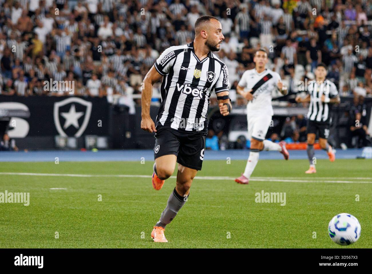 Rio de Janeiro, Brasile - 5 novembre: Arthur Cabral di Botafogo corre con il pallone durante la partita di Brasileirão Betano 2025 tra Botafogo e Vasco a Estádio Olímpico Nilton Santos il 5 novembre 2025 a Rio de Janeiro, Brasile. (Foto di Cleberson Vieira/Eurasia Sport Images) Foto Stock