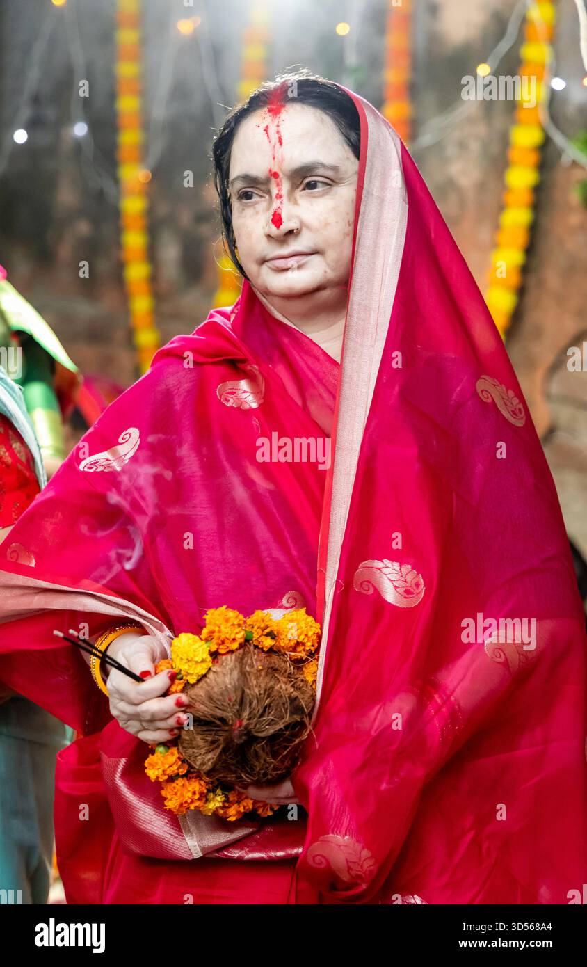 devoti con offerte di frutta durante la preghiera del festival chhath Foto Stock
