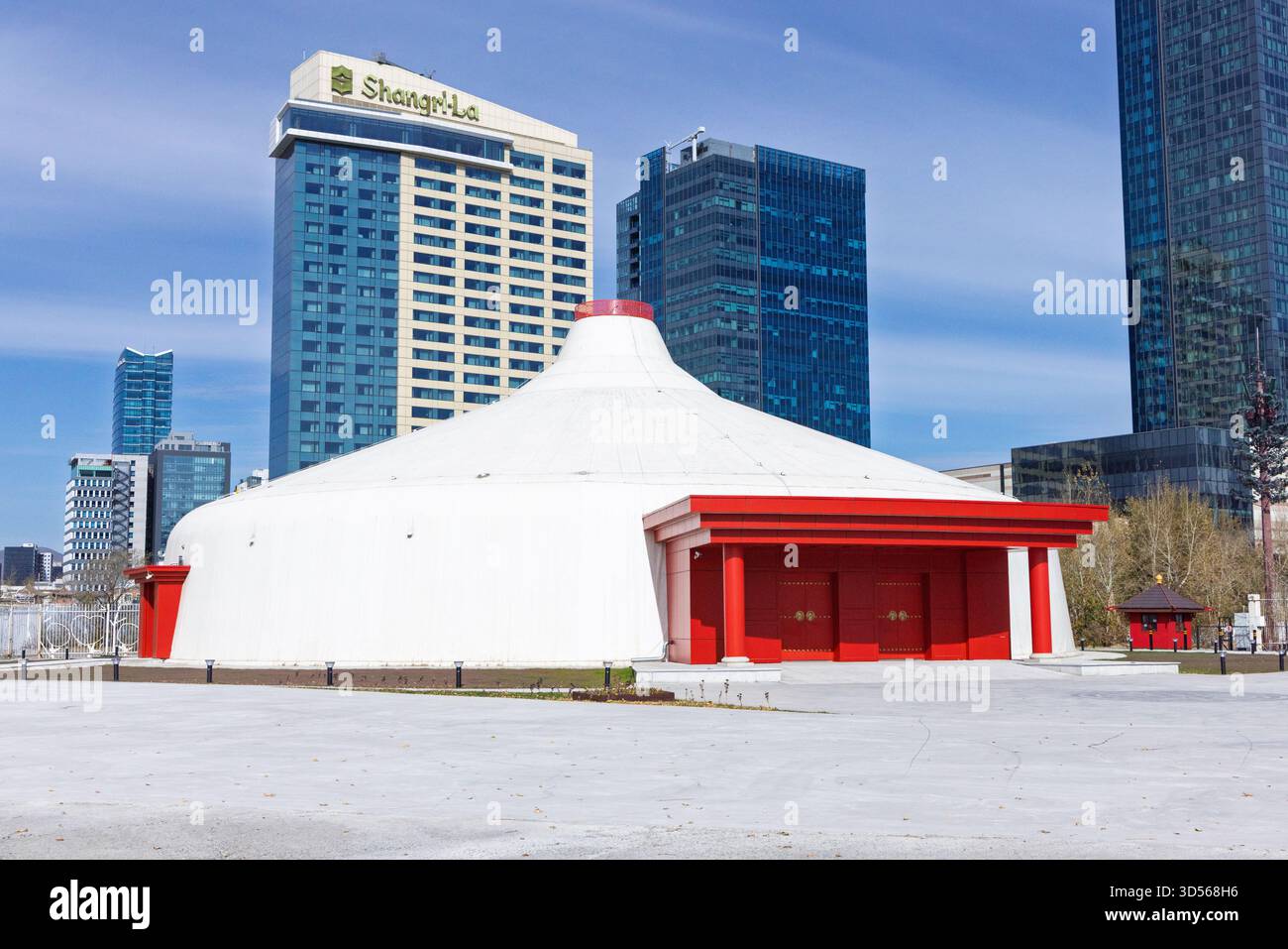 Il rinomato gruppo nazionale di arti dello spettacolo della Mongolia, il Tumen-Ekh Folk Song and Dance Ensemble, si esibisce nel complesso Shangri-la Ulaanbaatar. Foto Stock