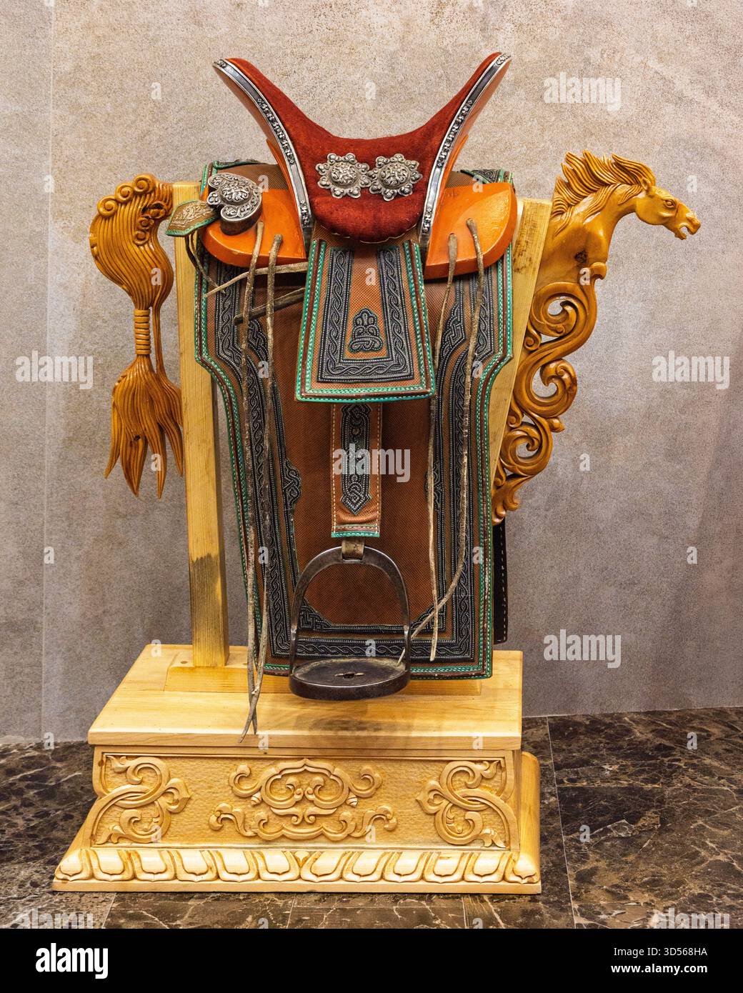 Il rinomato gruppo nazionale di arti dello spettacolo della Mongolia, il Tumen-Ekh Folk Song and Dance Ensemble, si esibisce nel complesso Shangri-la Ulaanbaatar. Foto Stock