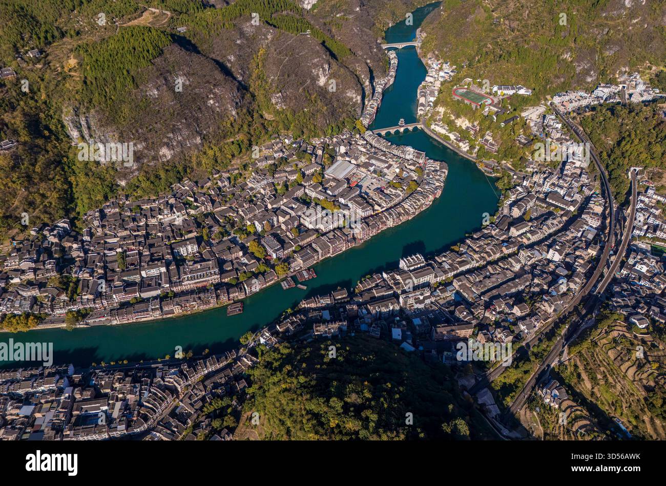QIANDONGNAN, CINA - 13 NOVEMBRE 2025 - città antica di Zhenyuan, una delle dieci città antiche più belle della Cina con una storia di oltre 2200 anni, situata nella contea di Zhenyuan, nella prefettura autonoma di Qiandongnan Miao e Dong, nella provincia di Guizhou, Cina il 13 novembre 2025. Foto Stock