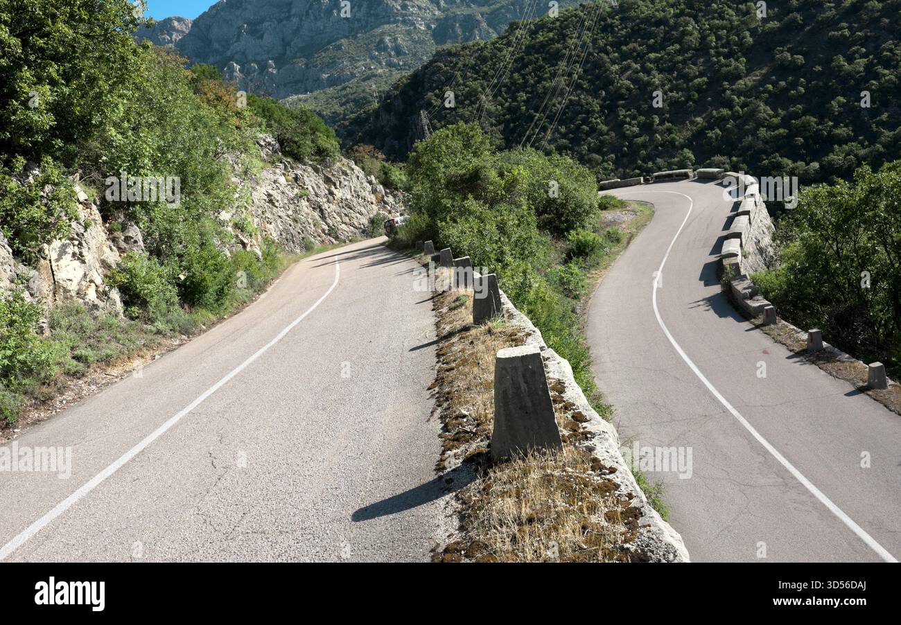 Pericolosa strada di montagna da Ostrog a Danilovgrad, Montenegro Foto Stock