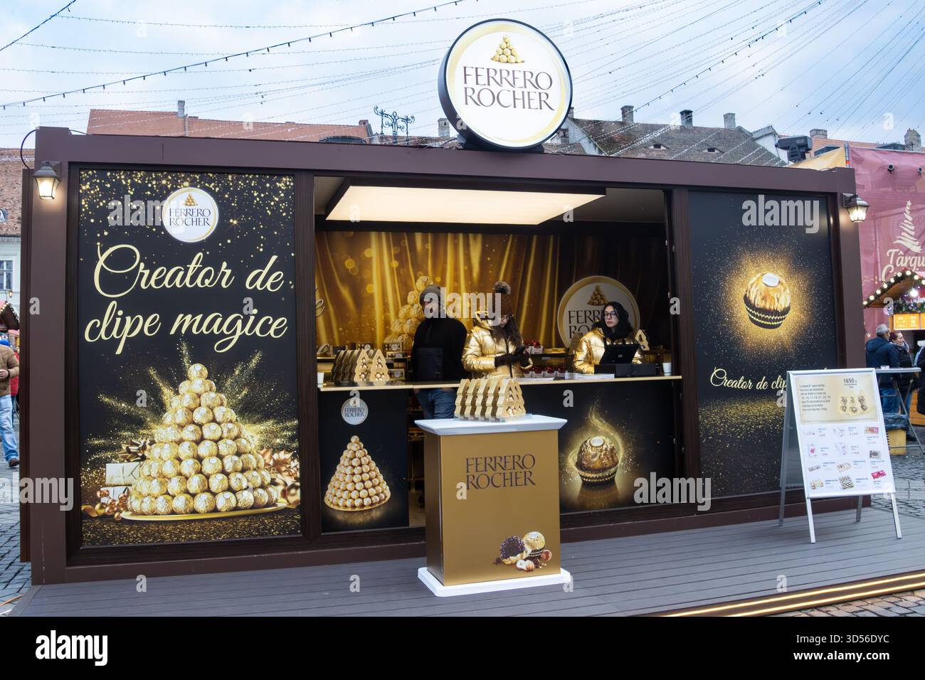 Chiosco Ferrero rocher al mercatino di Natale di Sibiu Foto Stock