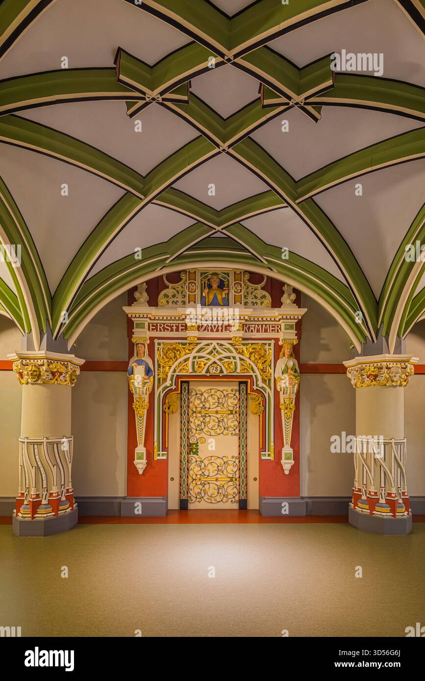 All'interno dello storico Landgericht Halle (Saale) si svolge una sinfonia di colore, luce e forma. Le eleganti scale e le pareti riccamente dipinte in sfumature Foto Stock