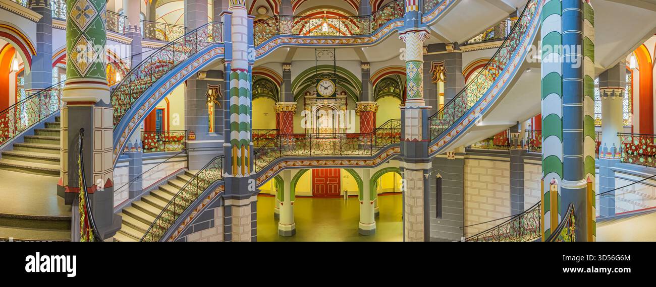 Questa ampia immagine panoramica in formato XPan 65:24 cattura l'eleganza colorata degli interni del Landgericht Halle (Saale). Le linee orizzontali di sweep di Foto Stock