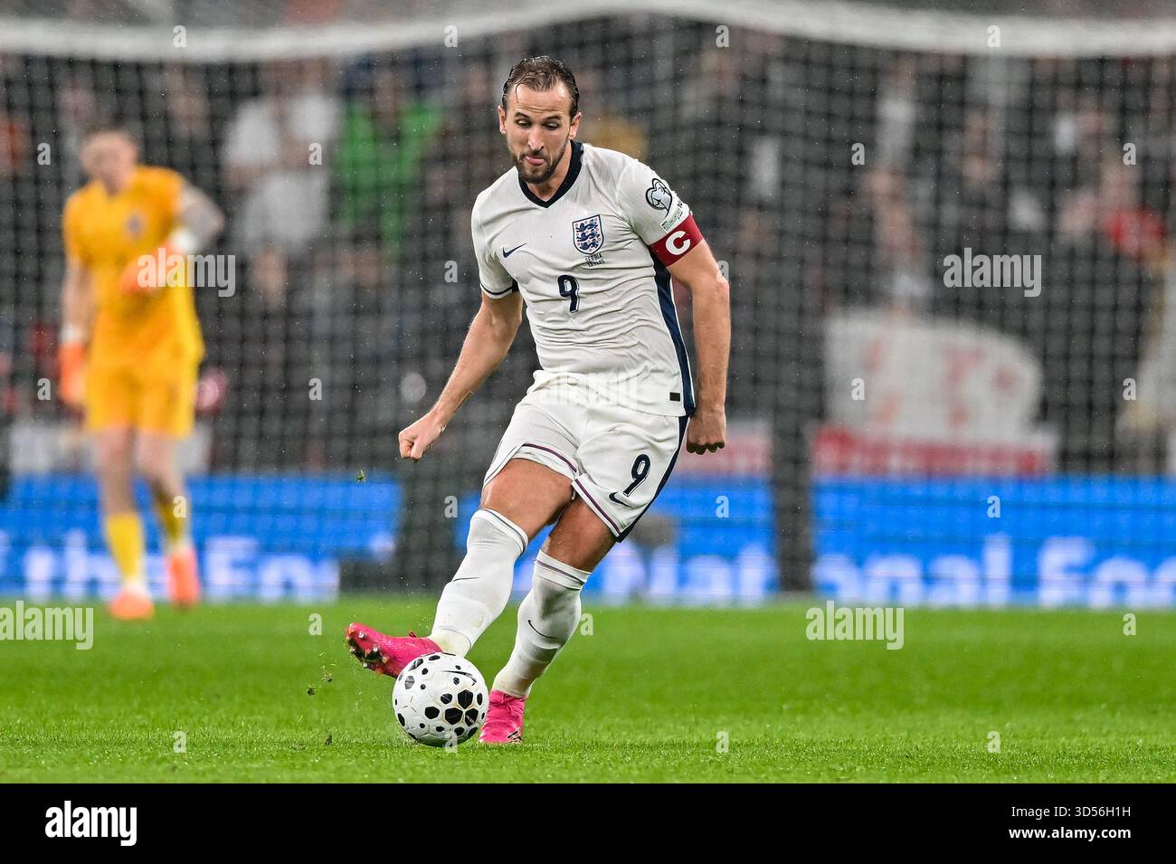 Harry Kane (9 Inghilterra) passa il pallone durante la partita di qualificazione del gruppo F della Coppa del mondo FIFA tra Inghilterra e Serbia allo stadio Wembley di Londra, giovedì 13 novembre 2025. (Foto: Kevin Hodgson | mi News) crediti: MI News & Sport /Alamy Live News Foto Stock