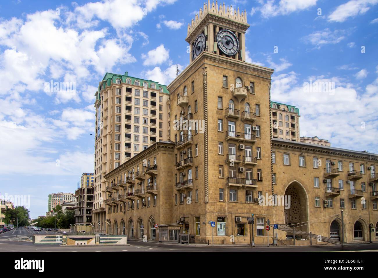 Baku, Azerbaigian. Montina Clock Tower, un vecchio edificio residenziale costruito durante il periodo sovietico e rinnovato di recente. Foto Stock
