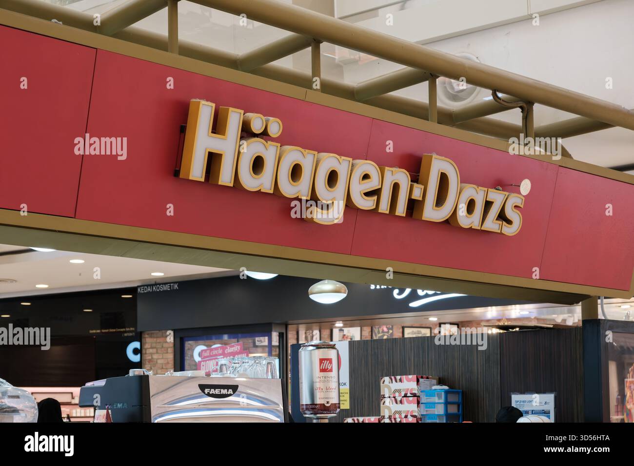 Penang, Malesia - 16 ottobre 2025: Il marchio Haagen-Dazs si presenta in modo prominente in colori giallo e rosso, mostrando la gelateria Foto Stock