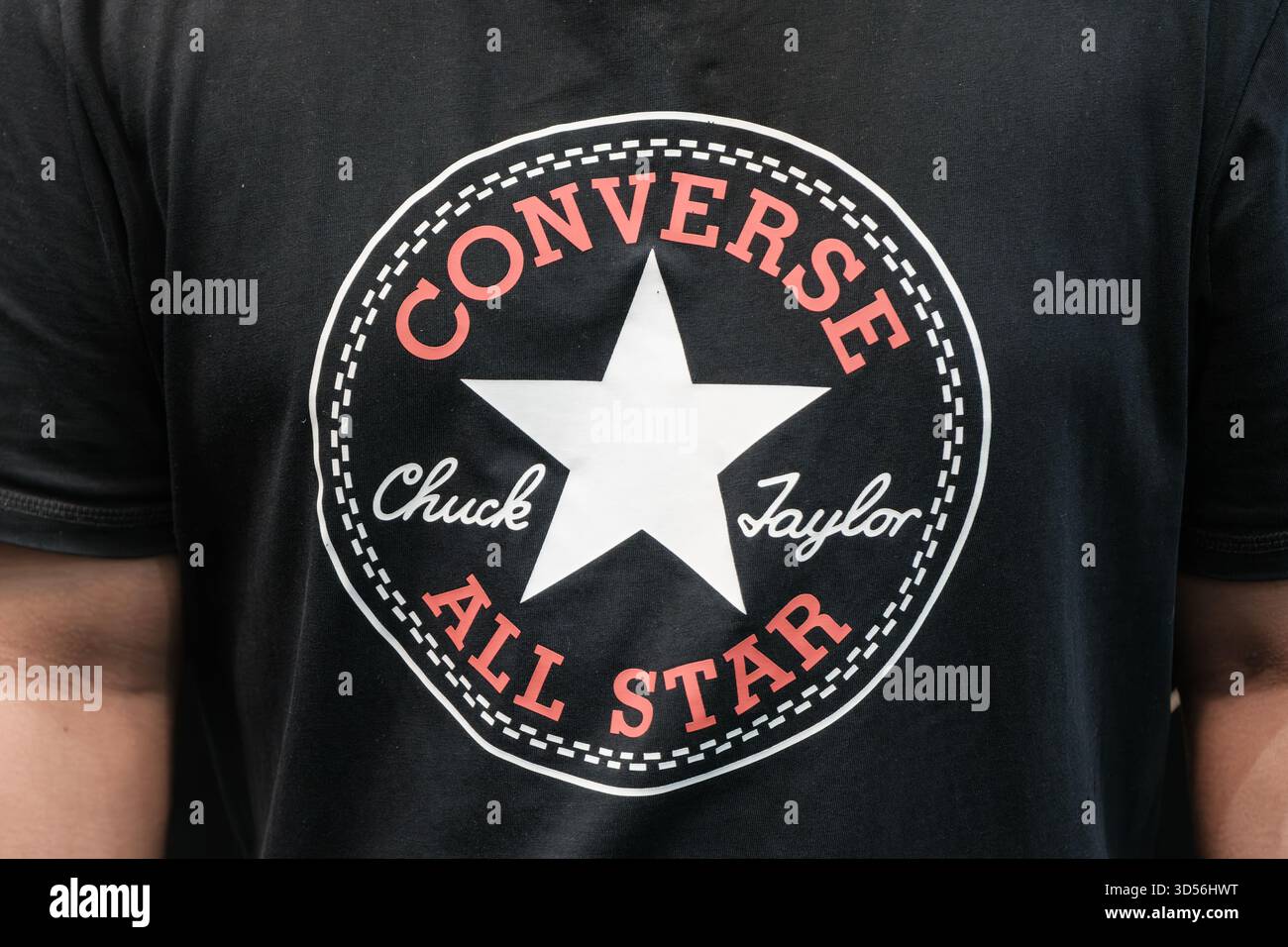 Una t-shirt in cotone nero con il logo Converse e il design a stella, esposta in modo preminente su un manichino in un negozio al dettaglio Foto Stock