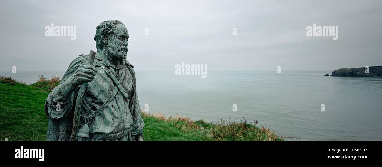 Statua di St Crannog sopra Llangrannog a Ceredgion in un giorno coperto di novembre Foto Stock