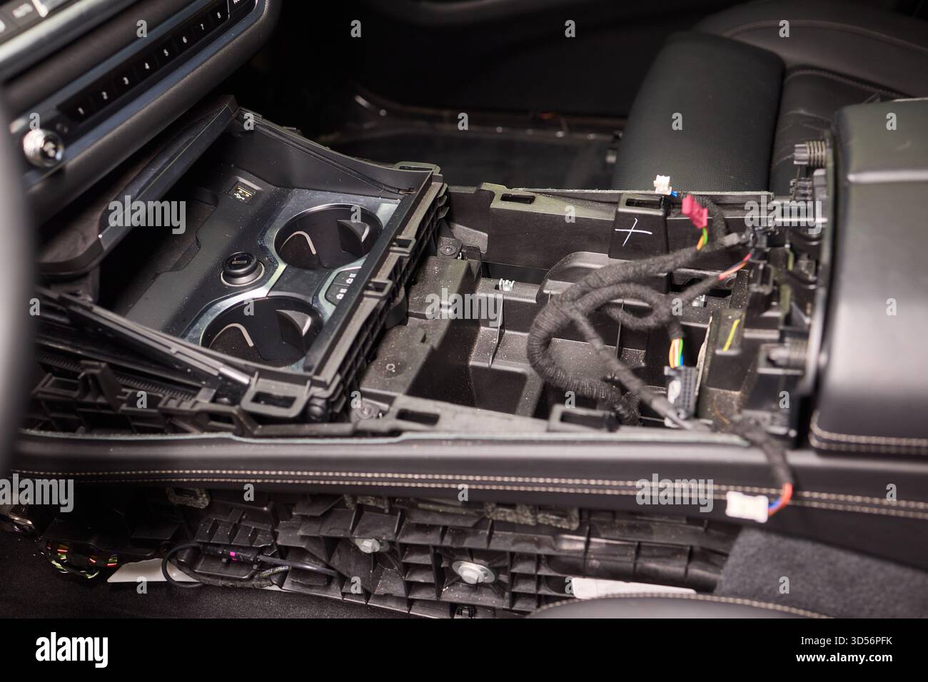 Cablaggio dell'auto esposto, interno del veicolo smontato che rivela cablaggi e componenti complessi, cablaggio automobilistico esposto e pannelli del cruscotto in Foto Stock