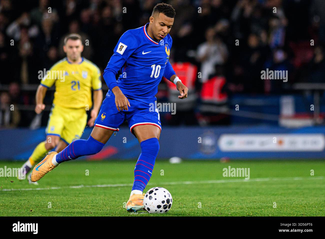 PARIGI, FRANCIA - 12 NOVEMBRE 2025: - La partita di calcio le qualificazioni europee per la Coppa del mondo FIFA 2026 Francia vs Ucraina al Parc des Princes. Foto Stock