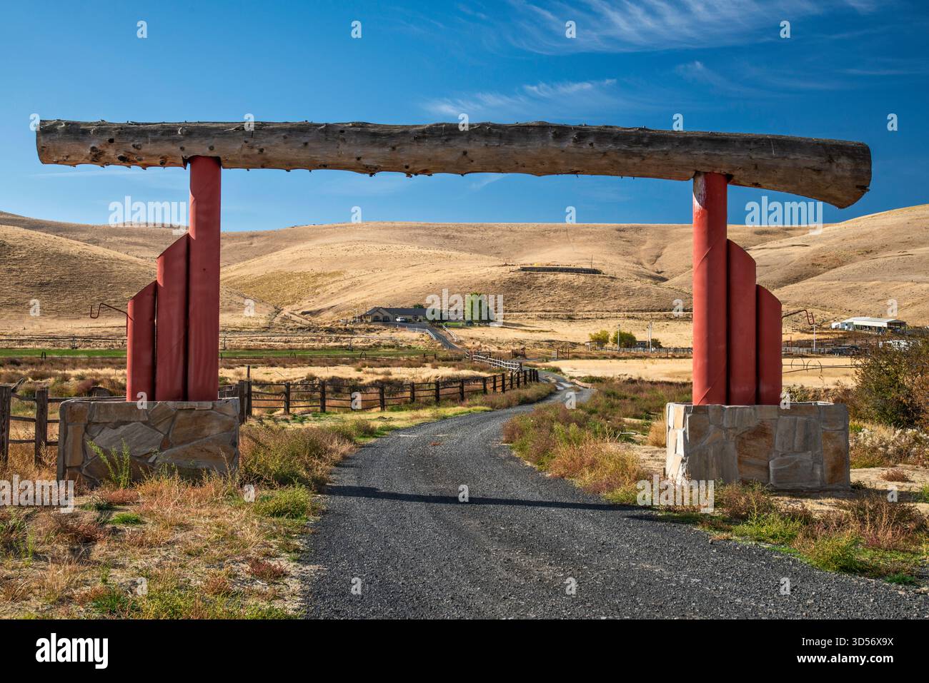 Ranch gate, presso Yellow Jacket Road, vicino alla città di Pilot Rock, regione delle Blue Mountains, Oregon, Stati Uniti Foto Stock