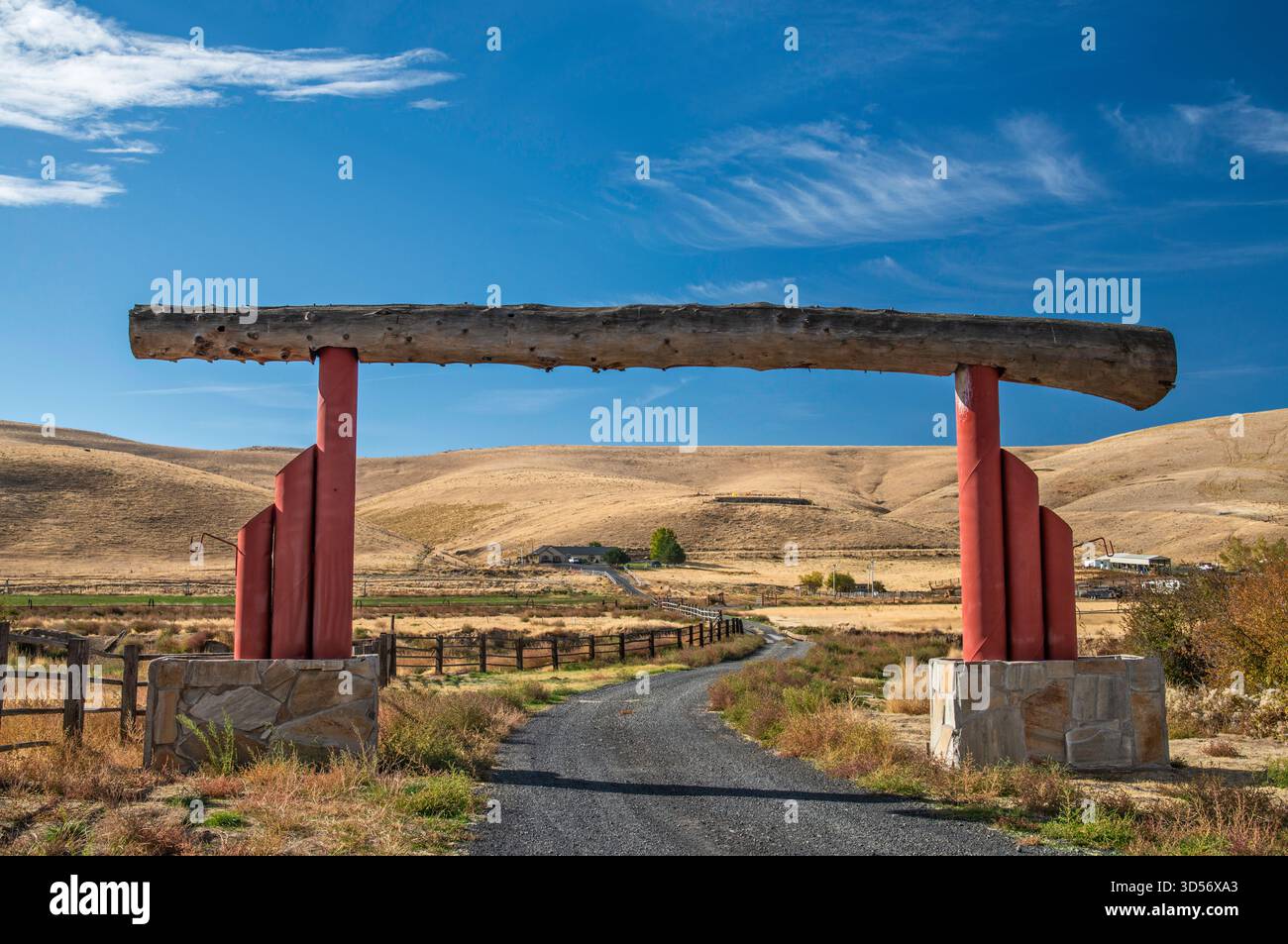 Ranch gate, presso Yellow Jacket Road, vicino alla città di Pilot Rock, regione delle Blue Mountains, Oregon, Stati Uniti Foto Stock