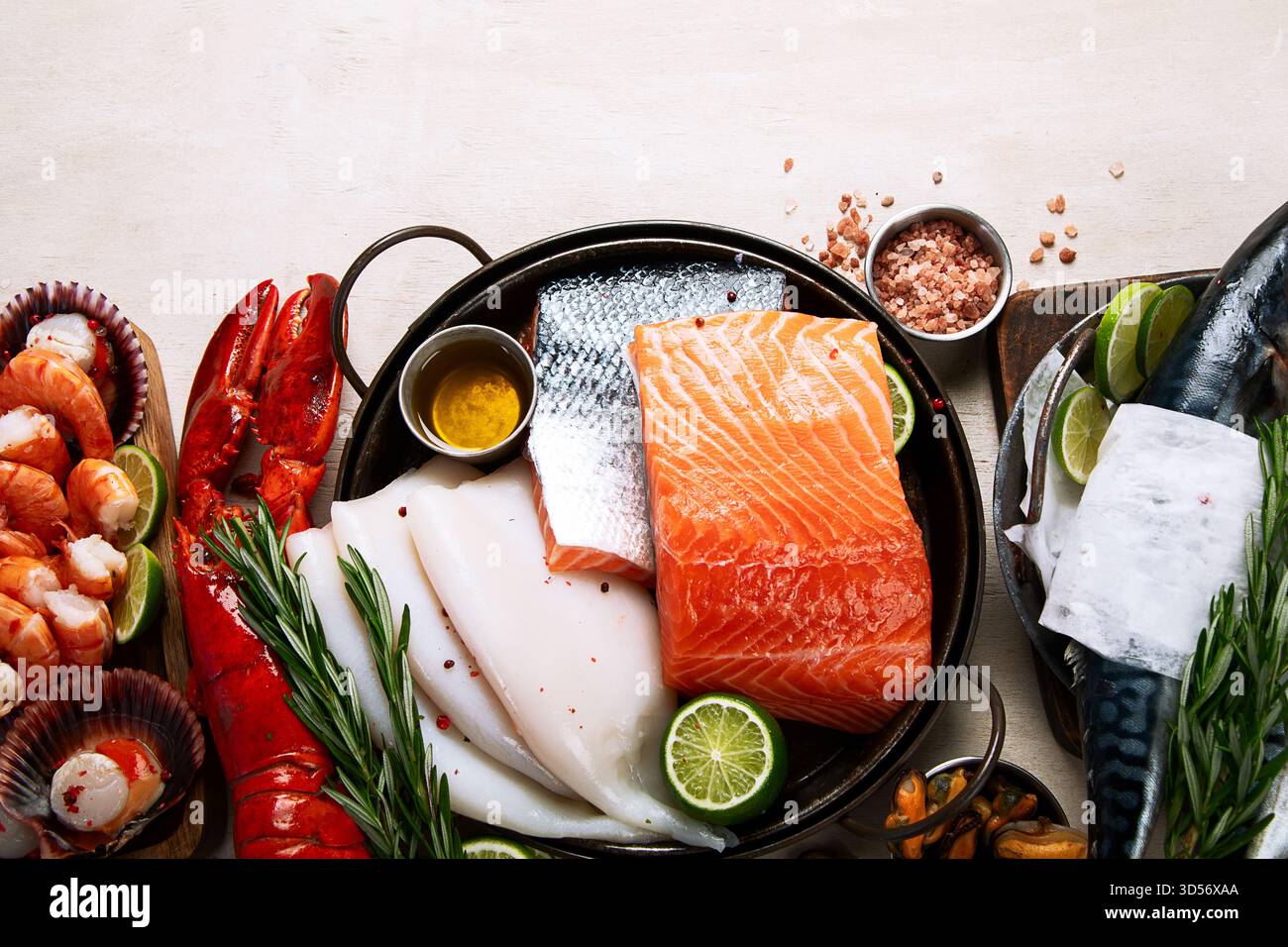 Varietà di pesce fresco ed erbe aromatiche. Pesce fresco e specialità di pesce. Vista dall'alto. Foto Stock
