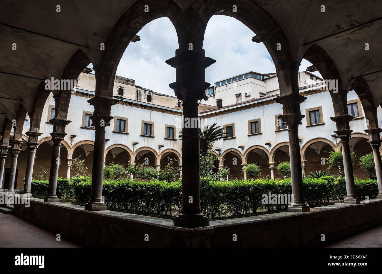 Il chiostro del Santuario Santa Rita da Cascia, chiamato anche Chiesa di Sant'Agostino, a Palermo, Sicilia, Italia. Un mix di medievale e rinascimentale Foto Stock