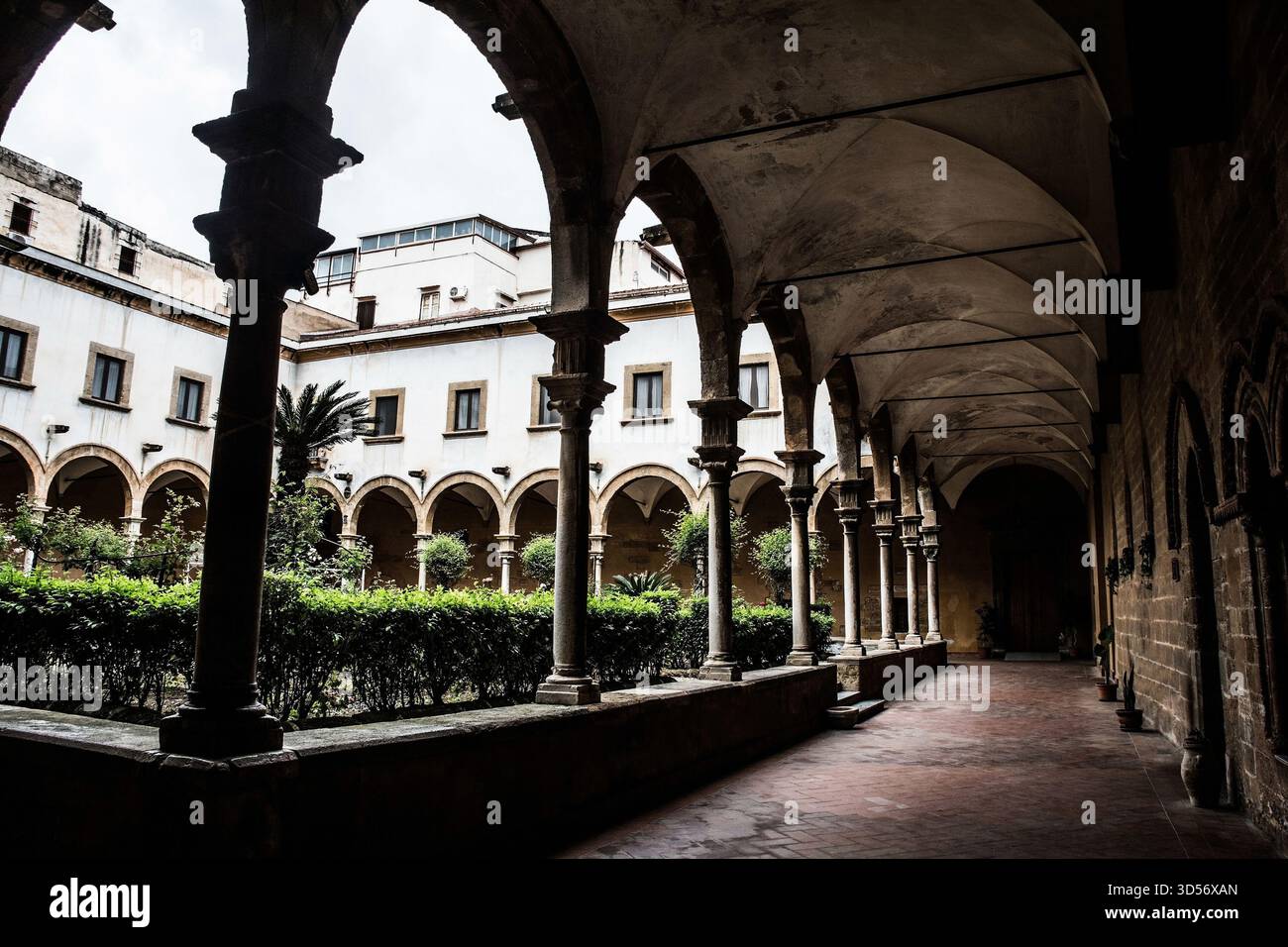 Il chiostro del Santuario Santa Rita da Cascia, chiamato anche Chiesa di Sant'Agostino, a Palermo, Sicilia, Italia. Un mix di medievale e rinascimentale Foto Stock