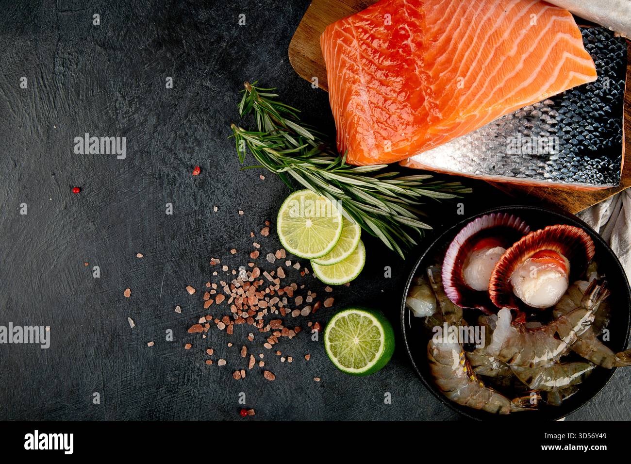 Varietà di pesce fresco ed erbe aromatiche. Pesce fresco e specialità di pesce. Vista dall'alto. Foto Stock