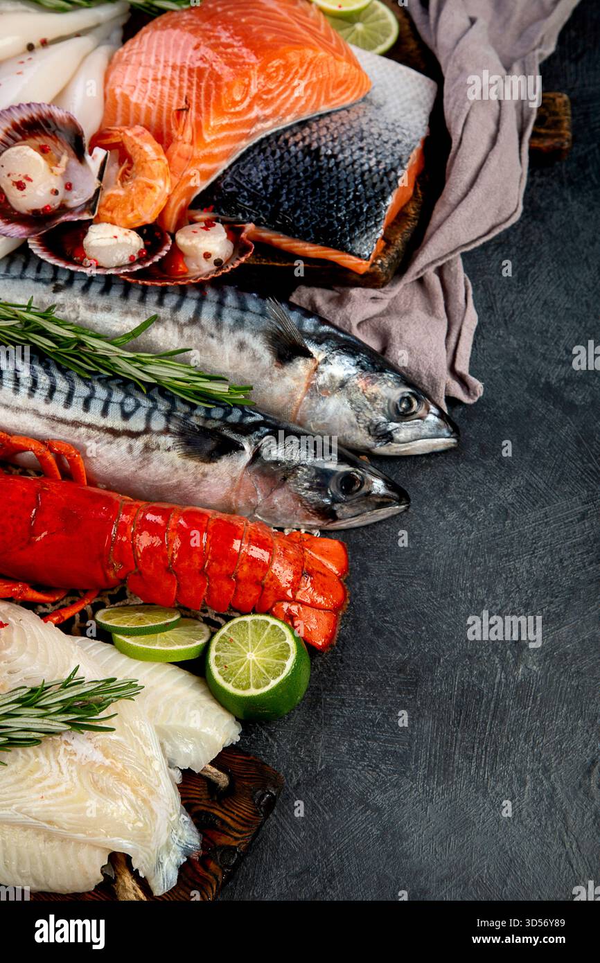 Varietà di pesce fresco ed erbe aromatiche. Pesce fresco e specialità di pesce. Vista dall'alto. Foto Stock