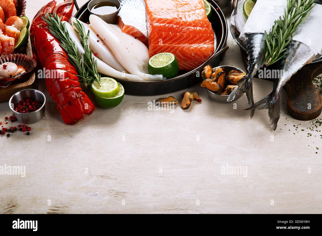 Varietà di pesce fresco ed erbe aromatiche. Pesce fresco e specialità di pesce. Vista dall'alto. Foto Stock