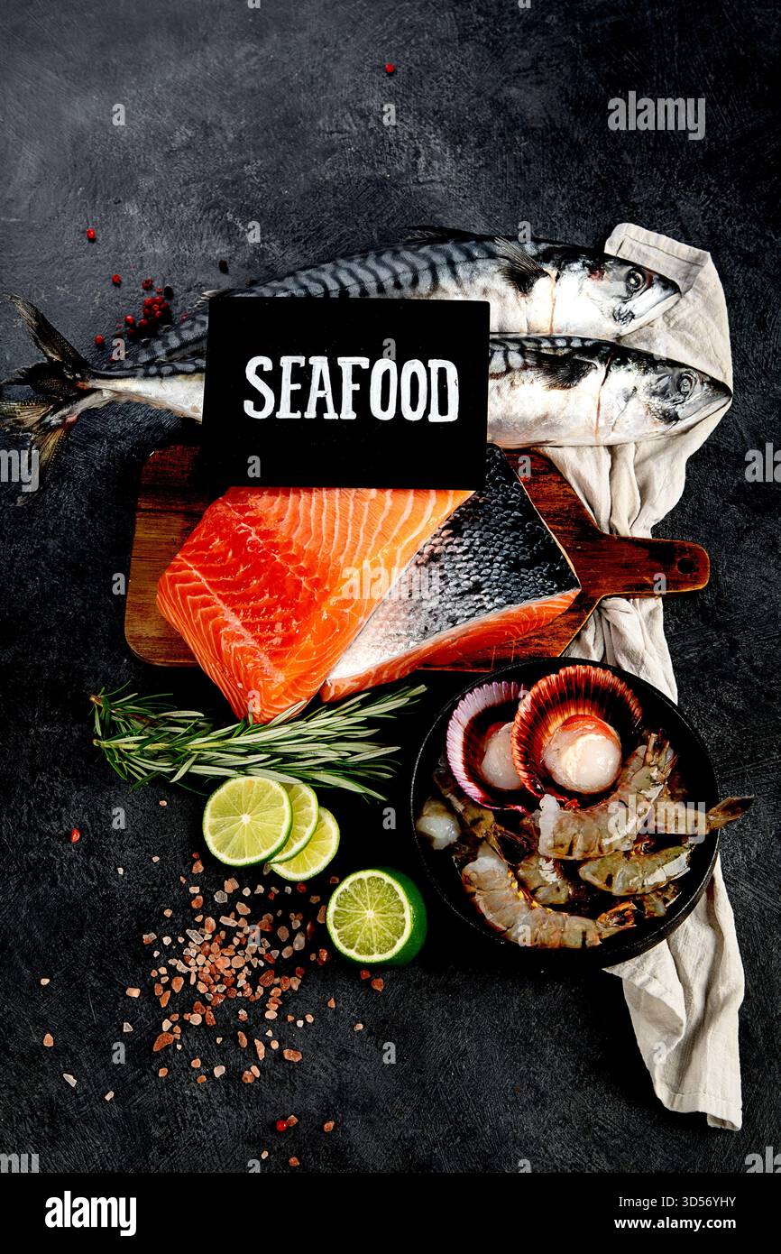 Varietà di pesce fresco ed erbe aromatiche. Pesce fresco e specialità di pesce. Vista dall'alto. Foto Stock