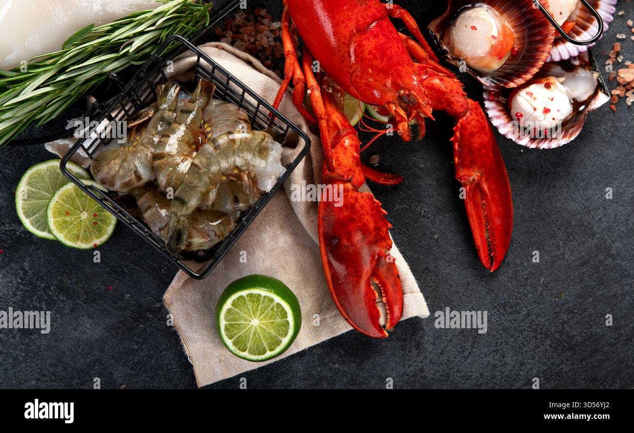 Varietà di pesce fresco ed erbe aromatiche. Pesce fresco e specialità di pesce. Vista dall'alto. Foto Stock