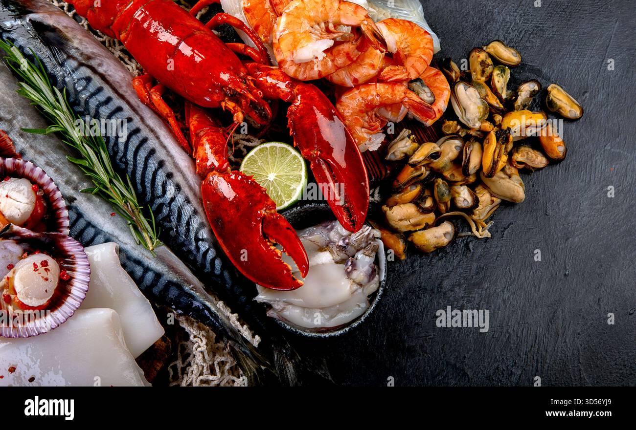 Varietà di pesce fresco ed erbe aromatiche. Pesce fresco e specialità di pesce. Vista dall'alto. Foto Stock