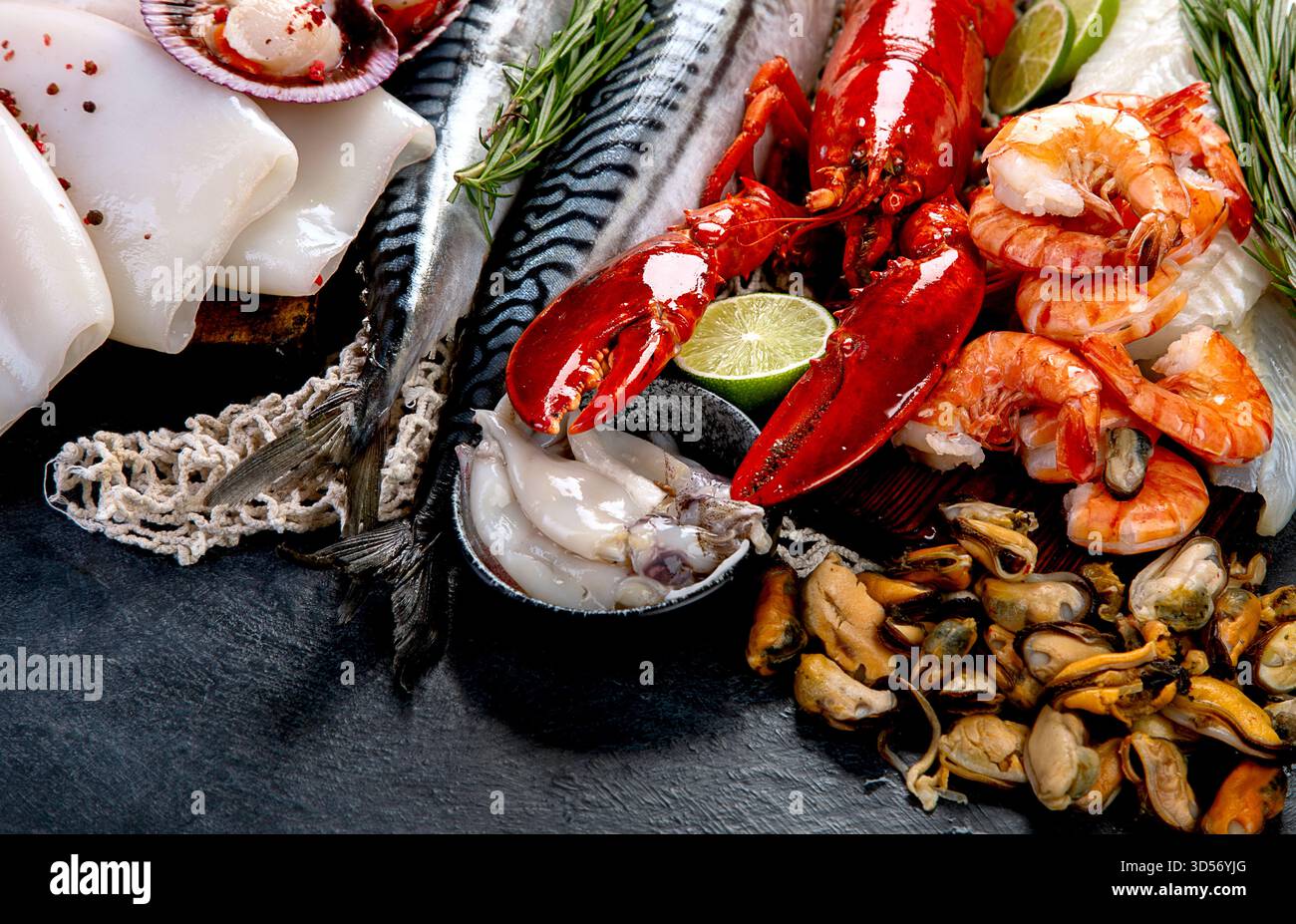 Varietà di pesce fresco ed erbe aromatiche. Pesce fresco e specialità di pesce. Vista dall'alto. Foto Stock