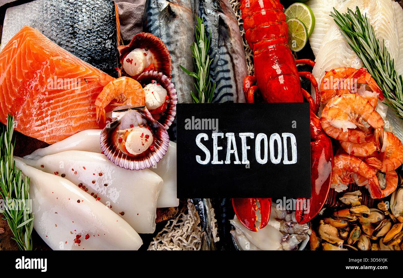 Varietà di pesce fresco ed erbe aromatiche. Pesce fresco e specialità di pesce. Vista dall'alto. Foto Stock