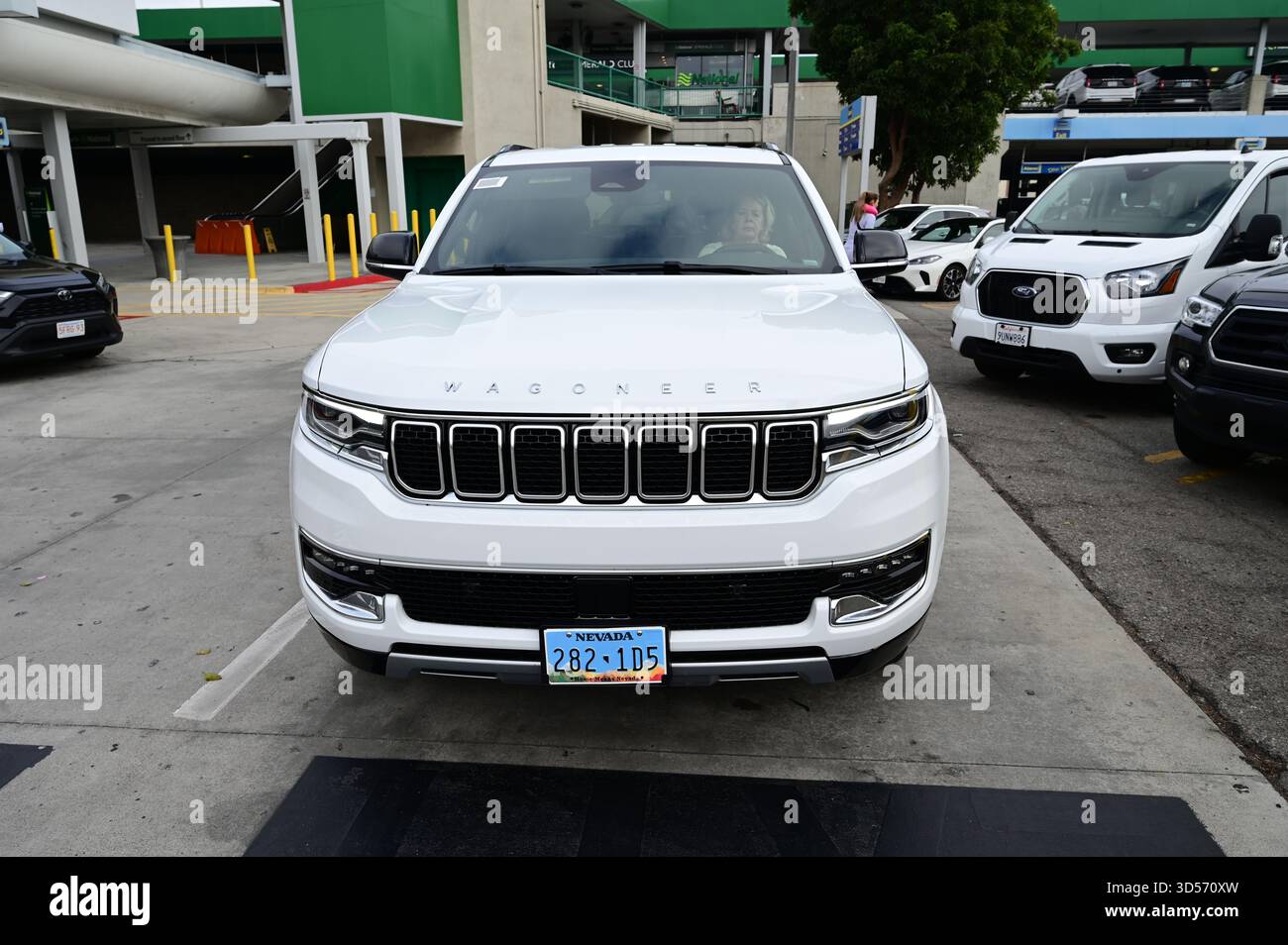 SUV Jeep Wagoneer bianco. Foto Stock