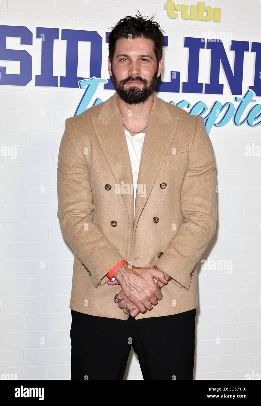 West Hollywood, Stati Uniti. 14 novembre 2025. WEST HOLLYWOOD, LOS ANGELES, CALIFORNIA, USA - 13 NOVEMBRE: L'attore e cantante americano Casey Deidrick arriva alla premiere di Los Angeles di tubi TV 'Sidelined 2: Intercepted' tenutasi al Pacific Design Center il 13 novembre 2025 a West Hollywood, Los Angeles, California, Stati Uniti. (Foto di Juan Pablo Rico/Image Press Agency) credito: Image Press Agency/Alamy Live News Foto Stock