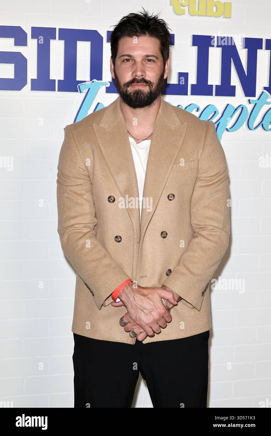 West Hollywood, Stati Uniti. 14 novembre 2025. WEST HOLLYWOOD, LOS ANGELES, CALIFORNIA, USA - 13 NOVEMBRE: L'attore e cantante americano Casey Deidrick arriva alla premiere di Los Angeles di tubi TV 'Sidelined 2: Intercepted' tenutasi al Pacific Design Center il 13 novembre 2025 a West Hollywood, Los Angeles, California, Stati Uniti. (Foto di Juan Pablo Rico/Image Press Agency) credito: Image Press Agency/Alamy Live News Foto Stock