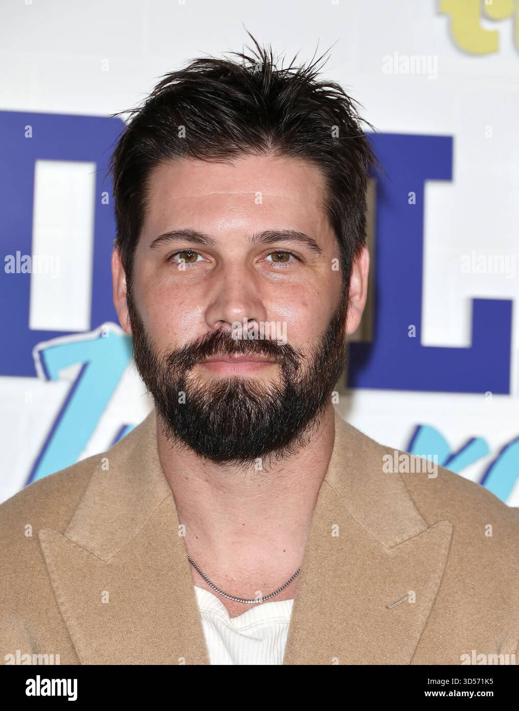 West Hollywood, Stati Uniti. 14 novembre 2025. WEST HOLLYWOOD, LOS ANGELES, CALIFORNIA, USA - 13 NOVEMBRE: L'attore e cantante americano Casey Deidrick arriva alla premiere di Los Angeles di tubi TV 'Sidelined 2: Intercepted' tenutasi al Pacific Design Center il 13 novembre 2025 a West Hollywood, Los Angeles, California, Stati Uniti. (Foto di Juan Pablo Rico/Image Press Agency) credito: Image Press Agency/Alamy Live News Foto Stock
