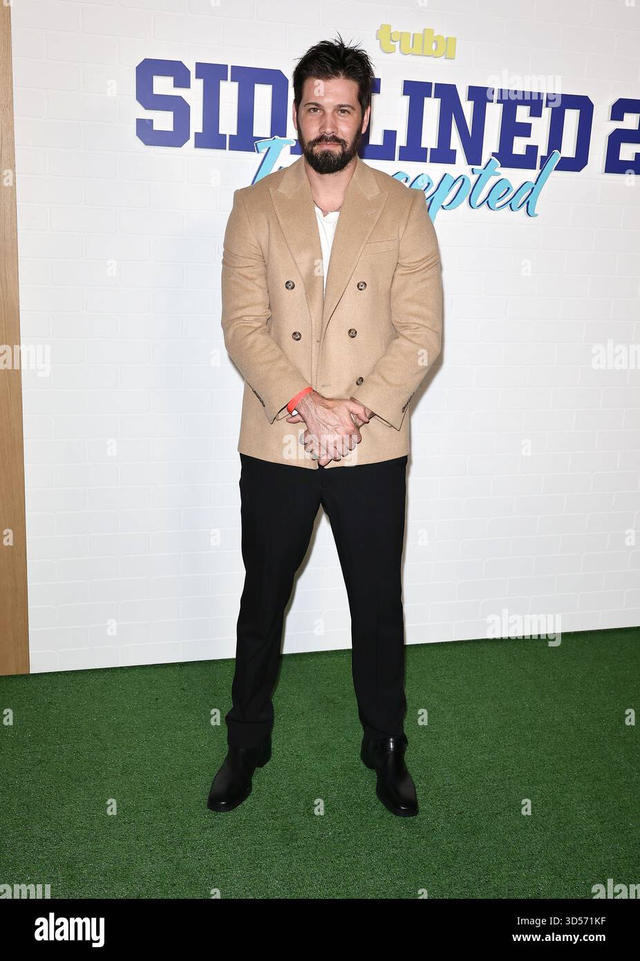 West Hollywood, Stati Uniti. 14 novembre 2025. WEST HOLLYWOOD, LOS ANGELES, CALIFORNIA, USA - 13 NOVEMBRE: L'attore e cantante americano Casey Deidrick arriva alla premiere di Los Angeles di tubi TV 'Sidelined 2: Intercepted' tenutasi al Pacific Design Center il 13 novembre 2025 a West Hollywood, Los Angeles, California, Stati Uniti. (Foto di Juan Pablo Rico/Image Press Agency) credito: Image Press Agency/Alamy Live News Foto Stock