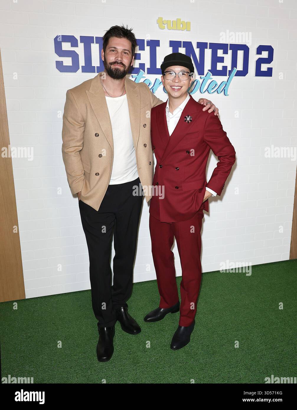 West Hollywood, Stati Uniti. 14 novembre 2025. WEST HOLLYWOOD, LOS ANGELES, CALIFORNIA, USA - 13 NOVEMBRE: L'attore e cantante americano Casey Deidrick e il regista canadese Justin Wu arrivano alla prima di Los Angeles di tubi TV 'Sidelined 2: Intercepted' tenutasi al Pacific Design Center il 13 novembre 2025 a West Hollywood, Los Angeles, California, Stati Uniti. (Foto di Juan Pablo Rico/Image Press Agency) credito: Image Press Agency/Alamy Live News Foto Stock