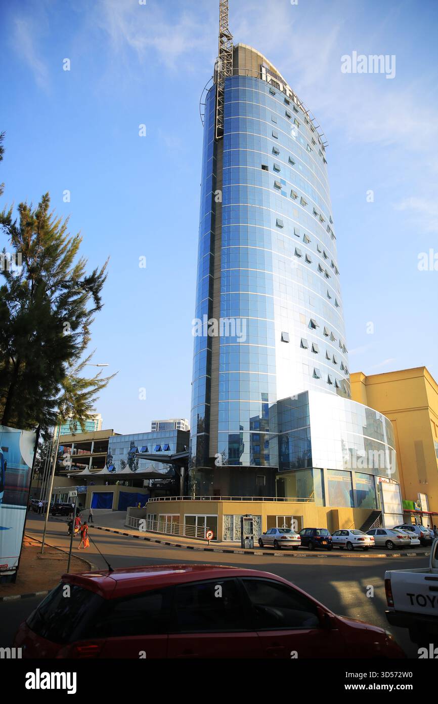 RUANDA, KIGALI. L'edificio più alto del Ruanda, la "Kigali City Tower", nel quartiere centrale degli affari, a Nyarugenge. Foto Stock