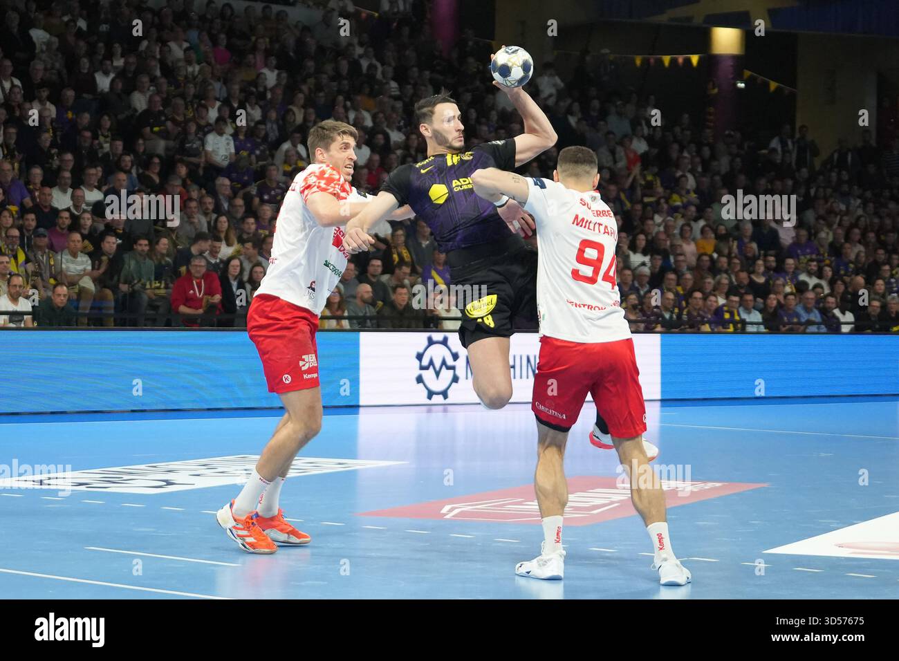 Nantes, Francia. 13 novembre 2025. 18 Ayoub ABDI dell'HBC Nantes durante la EHF Champions League, fase a gironi, partita di pallamano tra HBC Nantes e Dinamo Bucuresti il 13 novembre 2025 all'H Arena di Nantes, Francia - foto Laurent Lairys/DPPI credito: DPPI Media/Alamy Live News Foto Stock