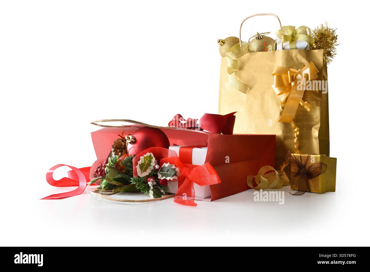 Borse regalo in carta rossa e oro con decorazioni natalizie all'interno, tagliate sul bianco. Vista frontale. Foto Stock
