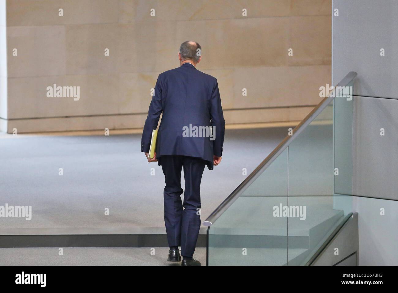 Berlin, Deutschland, 14.11.2025: Deutscher Bundestag: 41. Bundestagssitzung: Bundeskanzler Friedrich Merz CDU geht raus *** Berlino, Germania, 14 11 2025 Bundestag tedesco 41 sessione Bundestag il cancelliere federale Friedrich Merz CDU esce Copyright: XdtsxNachrichtenagenturx dts 93833 Foto Stock