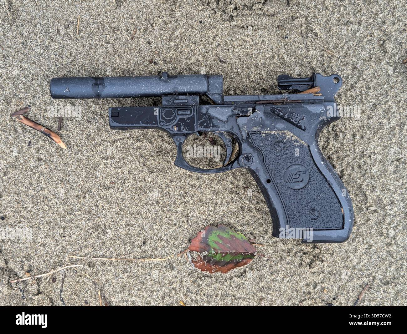 Pistola giocattolo di plastica trovata sulla spiaggia Foto Stock