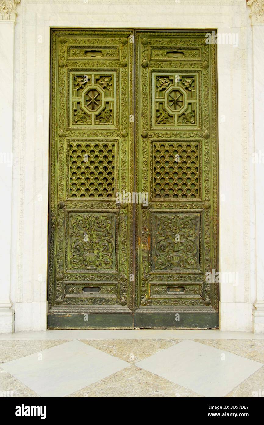 Vista di una porta esterna del Palazzo reale di Napoli, Campania, Italia Foto Stock