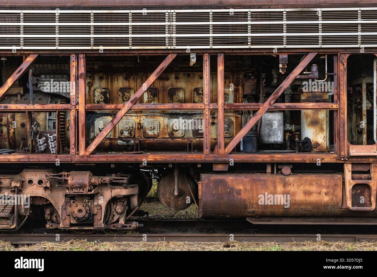 Vista laterale di un motore diesel esposto all'interno del telaio di una locomotiva Foto Stock