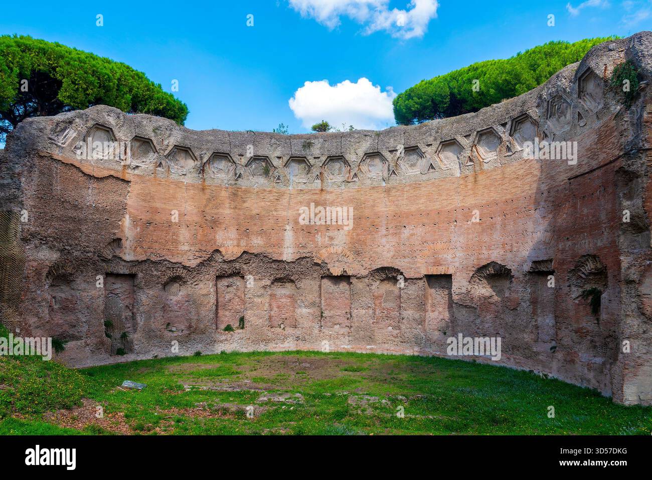 Antica esedra di mattoni romani dalle Terme di Traiano sul Colle Oppio, Roma, Italia. Foto Stock