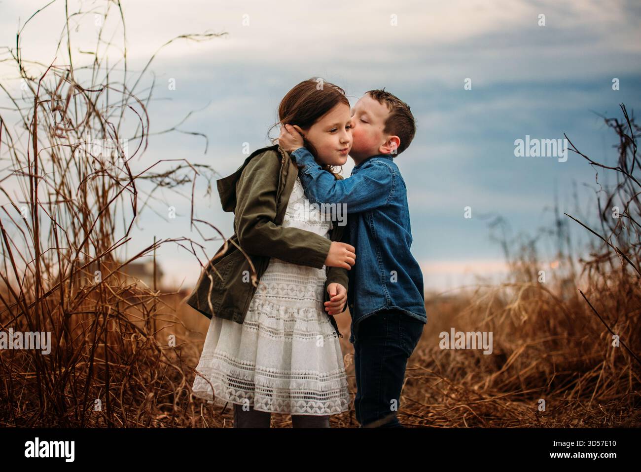Fratello e sorella che mostrano amore Foto Stock