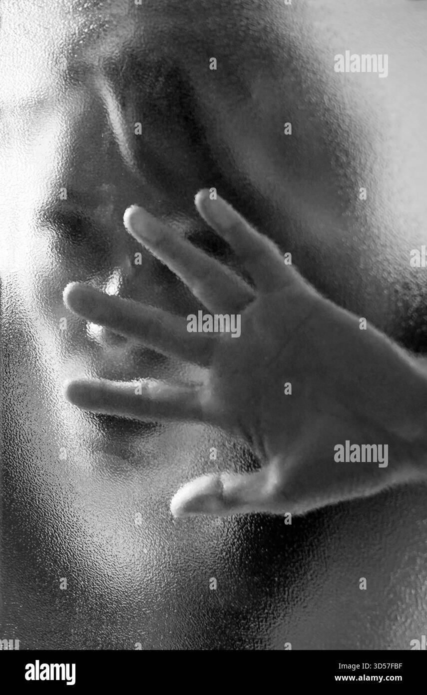 Frau hinter einer Glasscheibe model realase vorhanden GER, 20251030, Frau hinter einer Glasscheibe an einer Eingangstür *** donna dietro un pannello di vetro modello realase available GER, 20251030, donna dietro un pannello di vetro alla porta di ingresso M:RY Foto Stock