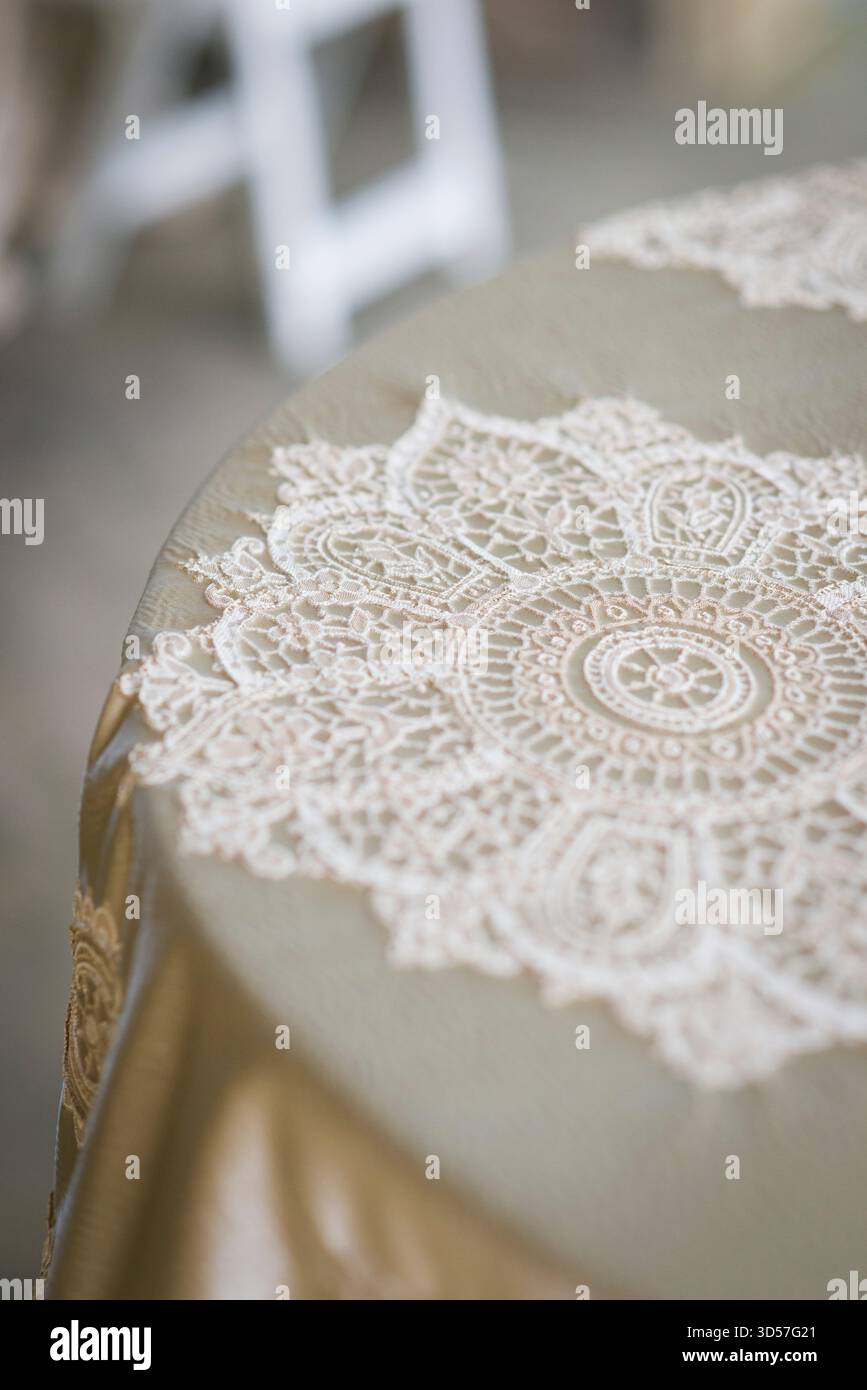Primo piano del tovagliolo in pizzo d'epoca sul tavolo rotondo Foto Stock