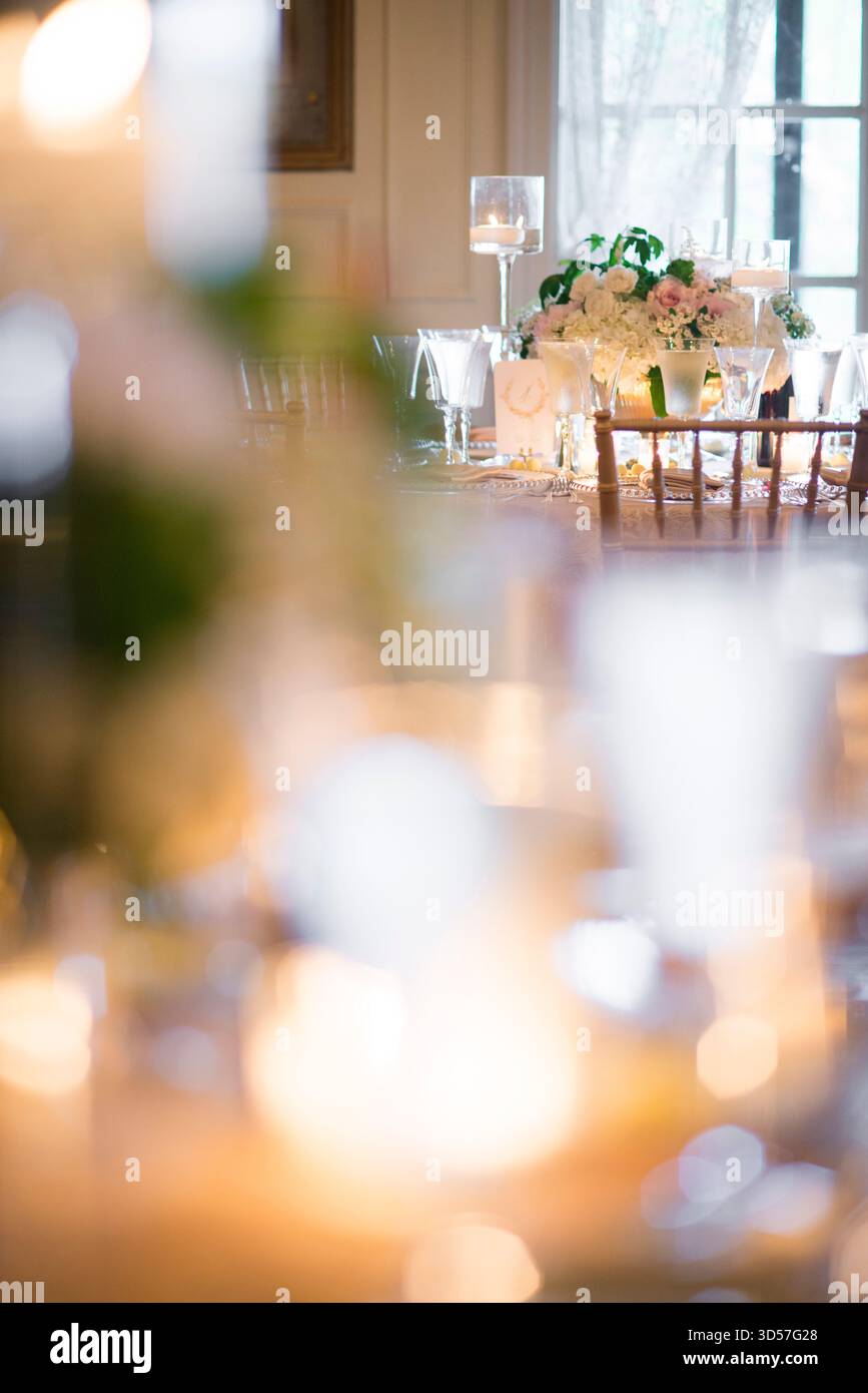 Romantico tavolo da sposa al coperto con candele e centro floreale Foto Stock