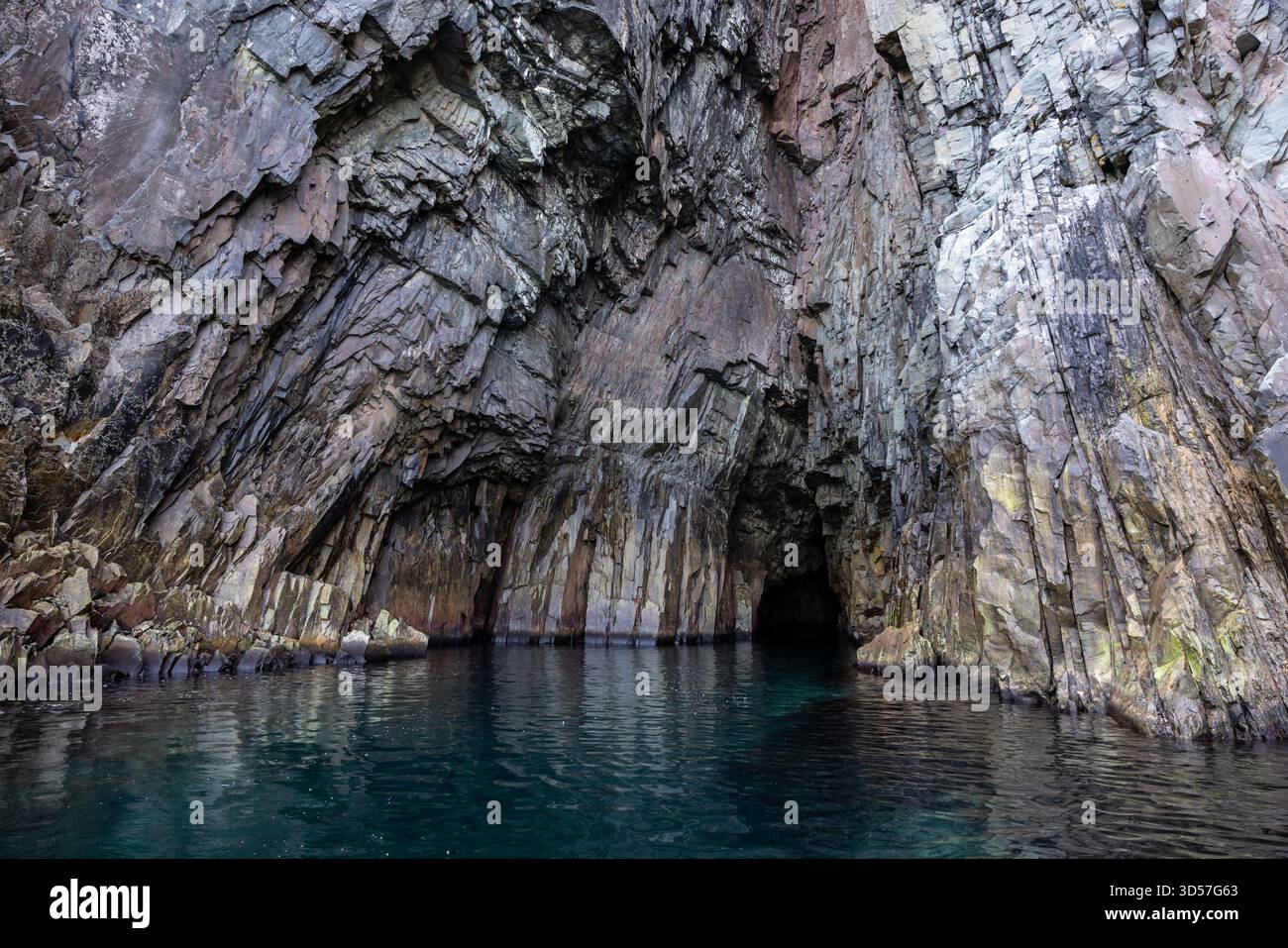 Grotta marina con pareti rocciose robuste Foto Stock